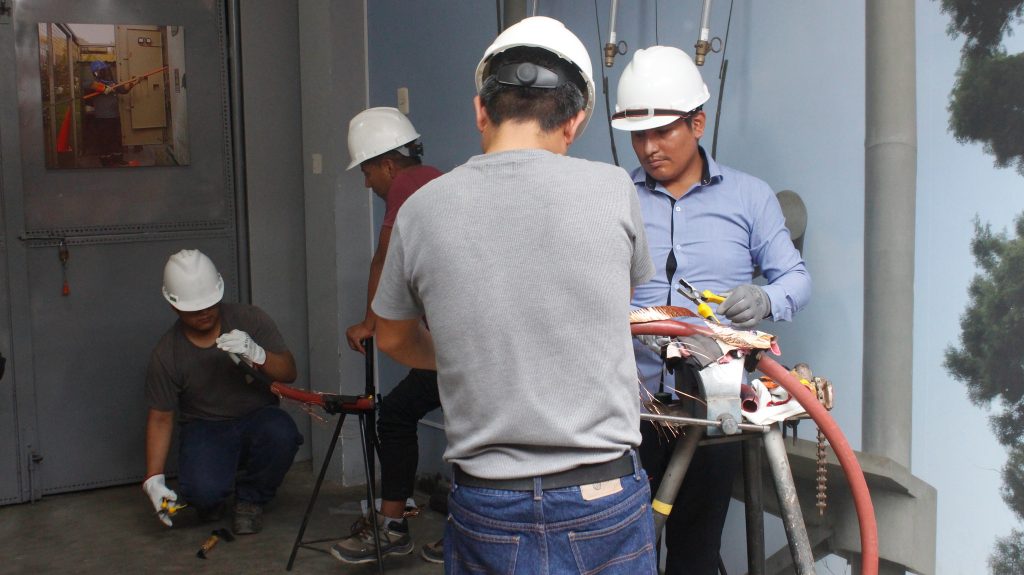 estudiantes de cursos de ingenieria electrica